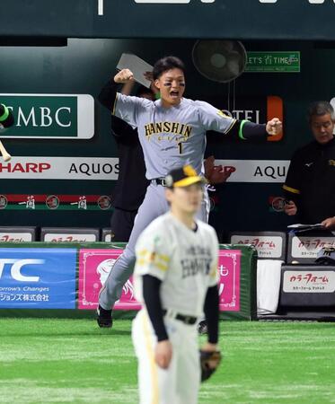 　６回、森下は佐藤輝の勝ち越し二塁打でベンチを出てガッツポーズを見せる（撮影・山口登）