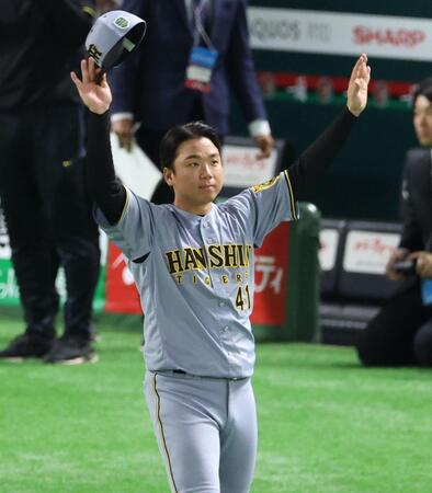 　ファンの声援に応える藤川監督（撮影・金田祐二）