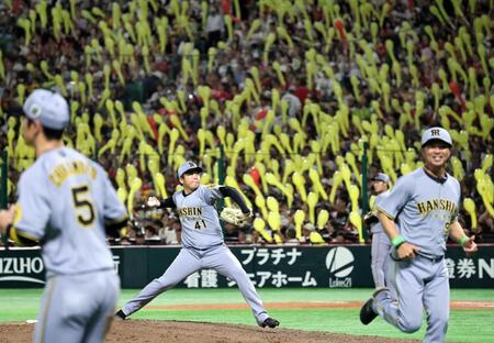 　７回の投球に備える村上（撮影・田中太一）