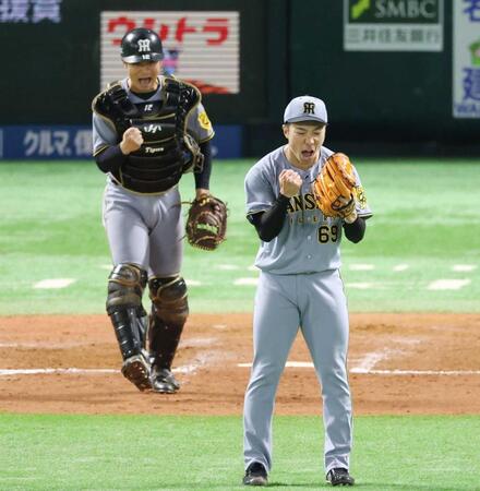 　最後を締め、ガッツポーズする石井（右）と坂本（撮影・金田祐二）