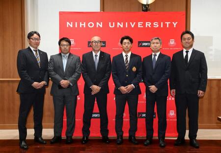 　阪神からドラフト２位指名され、あいさつを受ける日大・谷端将伍（中央右）。（左から）吉野誠スカウト、東辰弥編成ディレクター、畑山俊二統括スカウト、谷端、日大・小寺貴久副部長、片岡昭吾監督（撮影・伊藤笙子）