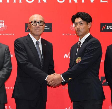 　ドラフト２位指名され、畑山俊二統括スカウト（左）からあいさつを受ける日大・谷端将伍（撮影・伊藤笙子）