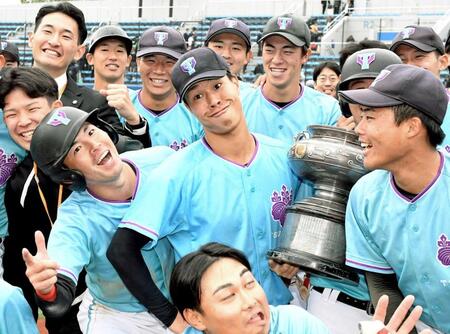 　逆転サヨナラ勝ちで優勝を決め、変顔を作る岡城（中央）（撮影・佐藤厚）