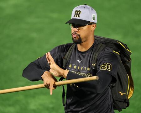 　カンフーポーズで気合が入るデュプランティエ（撮影・金田祐二）