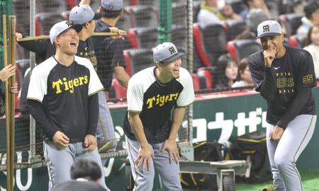 【写真】「ベッツがやってた練習だ」阪神・佐藤輝明の守備練習にファン注目