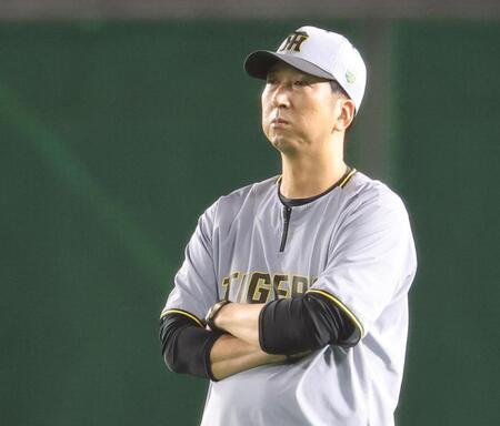 　練習を見つめる藤川監督