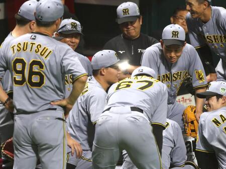 　試合前の円陣で話す森下（中央）＝撮影・北村雅宏