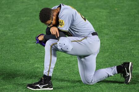 　試合前、精神を集中する？デュプランティエ（撮影・金田祐二）