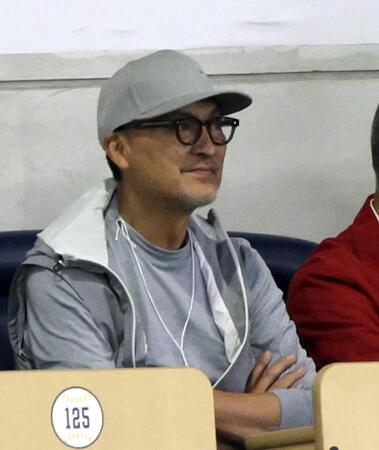 　日本シリーズを観戦する渡辺謙（撮影・山口登）