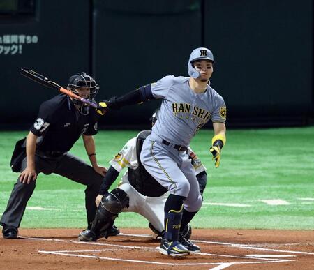 　１回、右前に先制適時打を放つ佐藤輝（撮影・山口登）