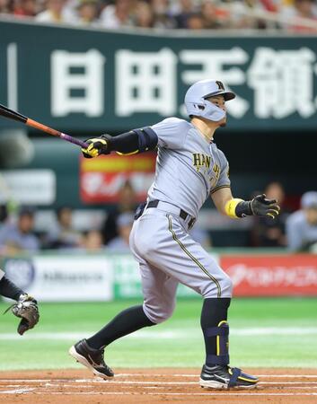 　１回、右前に先制打を放つ佐藤輝（撮影・西岡正）