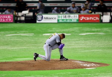 　１回、デュプランティエはマウンドに上がり祈りを捧げる（撮影・山口登）