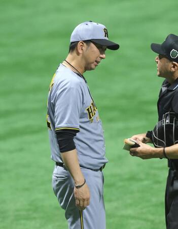 　２回途中、デュプランティエの交代を告げる藤川監督（撮影・北村雅宏）