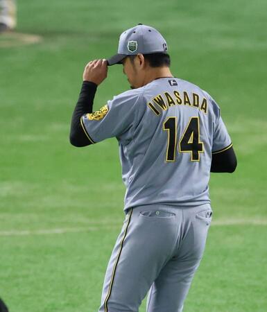 　２回、死球を与えた栗原に謝る岩貞（撮影・金田祐二）