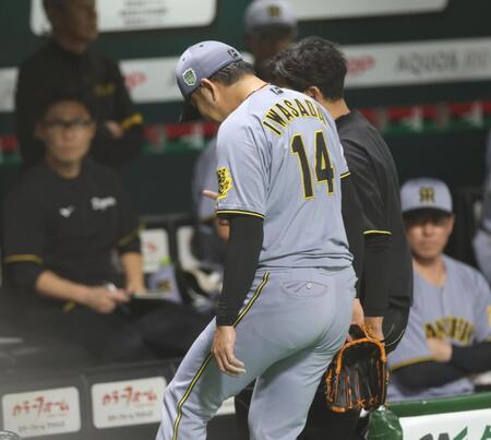 　３回、柳町の打球が岩貞の左肩に直撃し、治療のためベンチ奥に向かう岩貞（撮影・北村雅宏）