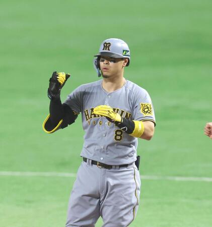 　１回、先制となる適時打を放ち、拳を握る佐藤輝（撮影・北村雅宏）