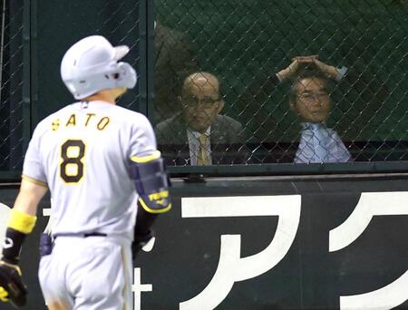 　ブースで観戦する岡田彰布オーナー付顧問（中央）＝撮影・山口登