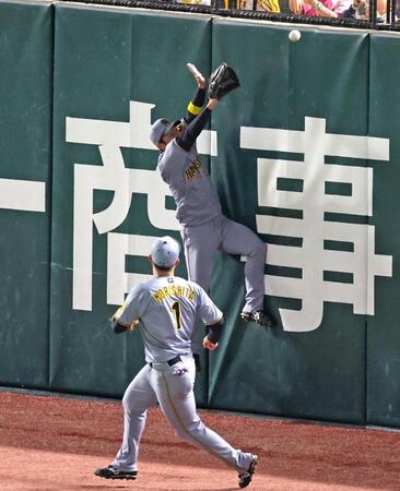 　１回、山川の打球に飛びつく近本（撮影・立川洋一郎）