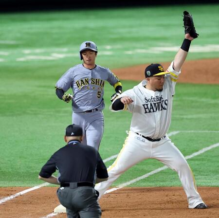 　５回、併殺に倒れる近本（撮影・山口登）