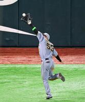 　８回、柳町の打球を背走しながらキャッチする左翼手・島田（撮影・立川洋一郎）