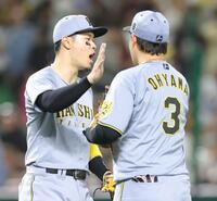 　ソフトバンクに勝利し、大山（右）とタッチを交わす佐藤輝（撮影・西岡正）