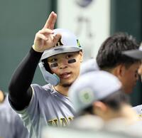 　６回、勝ち越し打を放った佐藤輝はナインに迎えられる（撮影・田中太一）