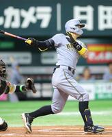 　６回、右越えに勝ち越し二塁打を放つ佐藤輝（撮影・西岡正）