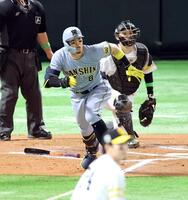 　６回、右中間に勝ち越し二塁打を放つ佐藤輝（撮影・山口登）