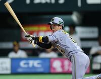 　３回、安打を放つ近本（撮影・田中太一）