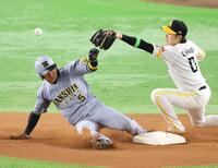 　６回、二盗を決める近本（撮影・金田祐二）