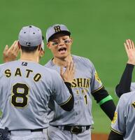 　佐藤輝（左）と勝利のタッチを交わす森下（撮影・北村雅宏）