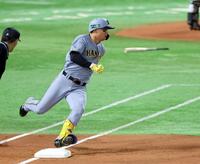 　１回、左翼線に二塁打を放つ森下（撮影・山口登）