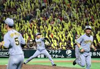 　７回の投球に備える村上（撮影・田中太一）