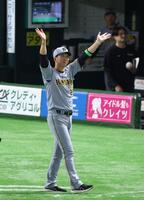 　声援に応える藤川監督（撮影・金田祐二）