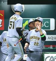 　６回、佐藤輝の勝ち越し二塁打で生還した中野（左）を笑顔で祝福する藤川監督（撮影・西岡正）