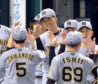 　笑顔でナインを迎える藤川監督（中央）＝撮影・山口登