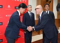 　ドラフト２位指名され、畑山俊二統括スカウト（手前右）からあいさつを受ける日大・谷端将伍（撮影・伊藤笙子）