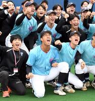 　逆転サヨナラ勝ちで優勝を決め、雄叫びを上げる筑波大・岡城快生（中央）＝撮影・佐藤厚