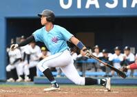 　１０回、筑波大・岡城快生は左前に同点適時打を放つ（撮影・佐藤厚）