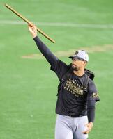 　練習へ向かうデュプランティエ（撮影・金田祐二）