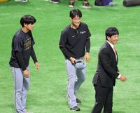 　亜大の先輩である松田宣浩氏（右）にあいさつをする（左から）高橋、木浪（撮影・立川洋一郎）