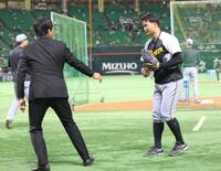 　松田宣浩氏（左）とあいさつを交わす森下（撮影・西岡正）