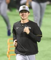 　試合前、ウオーミングアップする中野（撮影・北村雅宏）