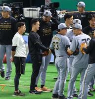 　円陣の輪に加わるデュプランティエ（撮影・金田祐二）