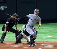 　１回、右前に先制適時打を放つ佐藤輝（撮影・山口登）