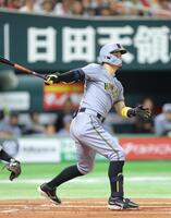 　１回、右前に先制打を放つ佐藤輝（撮影・西岡正）