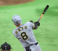 　１回、先制となる適時打を放つ佐藤輝（撮影・北村雅宏）