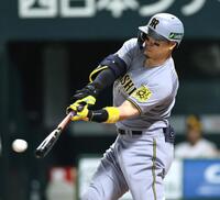 　１回、先制打を放つ佐藤輝（撮影・田中太一）