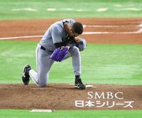 　登板し祈りを捧げる？デュプランティエ（撮影・金田祐二）