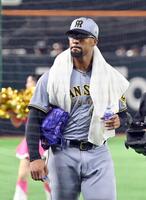 　試合前の練習を終え、ベンチに戻るデュプランティエ